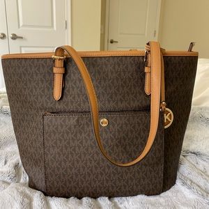 Michael Kors Jet Set Large Snap Pocket Tote